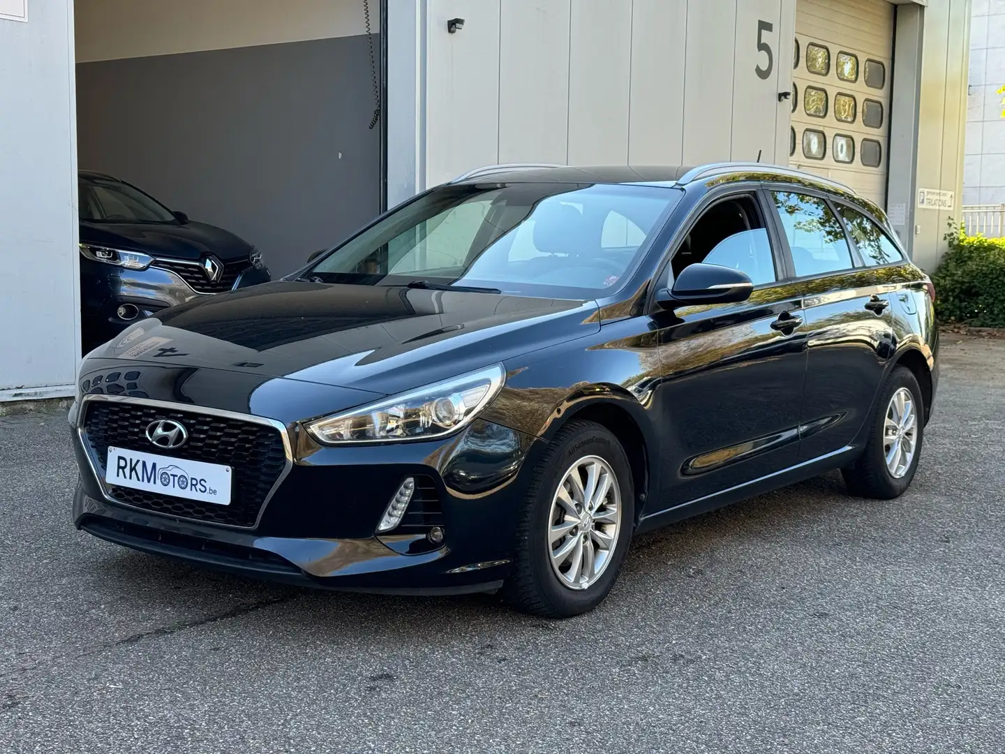Hyundai i30 Kombi 1.6 CRDI Premium Noir - 1