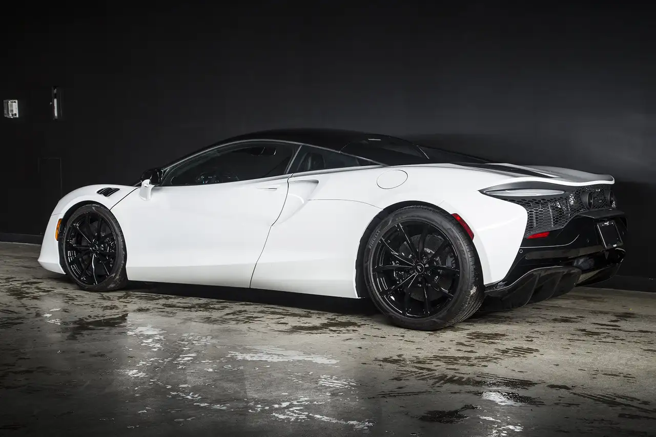 McLaren Artura снимка McLaren Artura