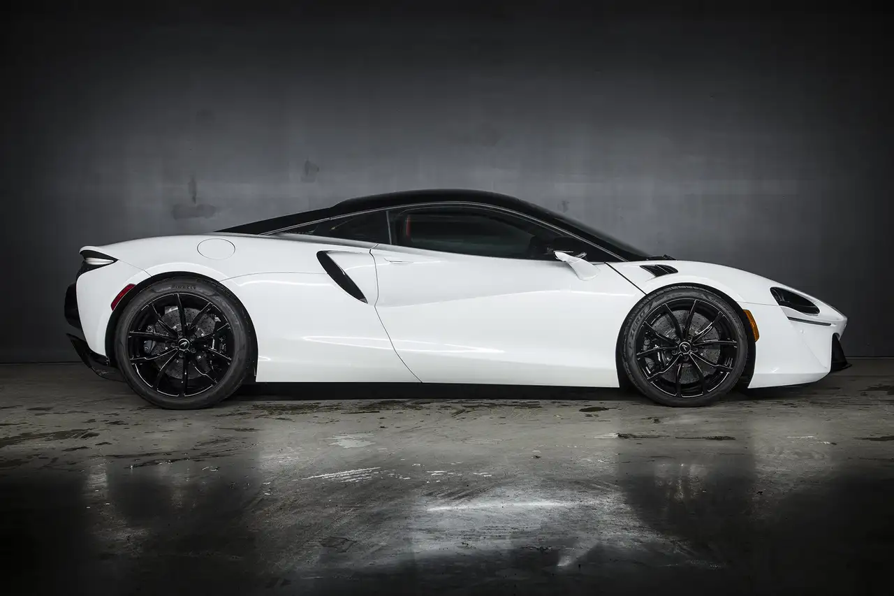 McLaren Artura снимка McLaren Artura