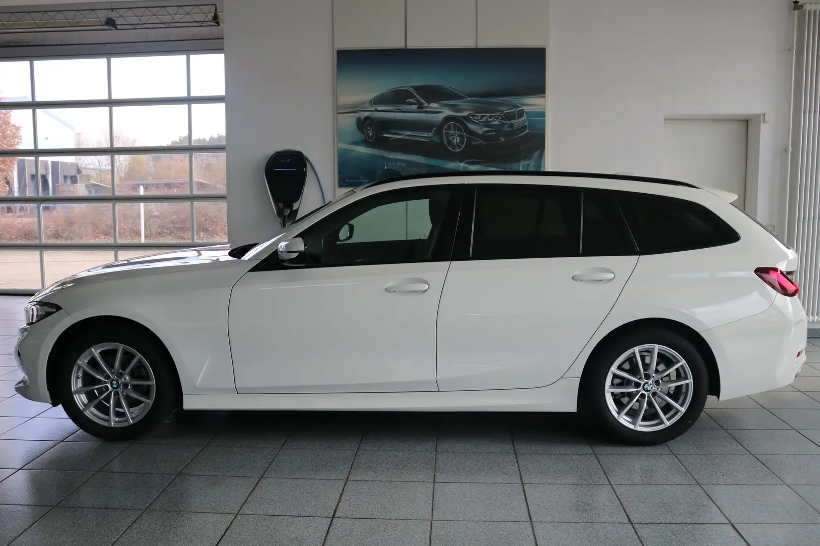 BMW 318 i   DAB LED Pano.Dach Tempomat Klimaaut. Shz Blanc - 2