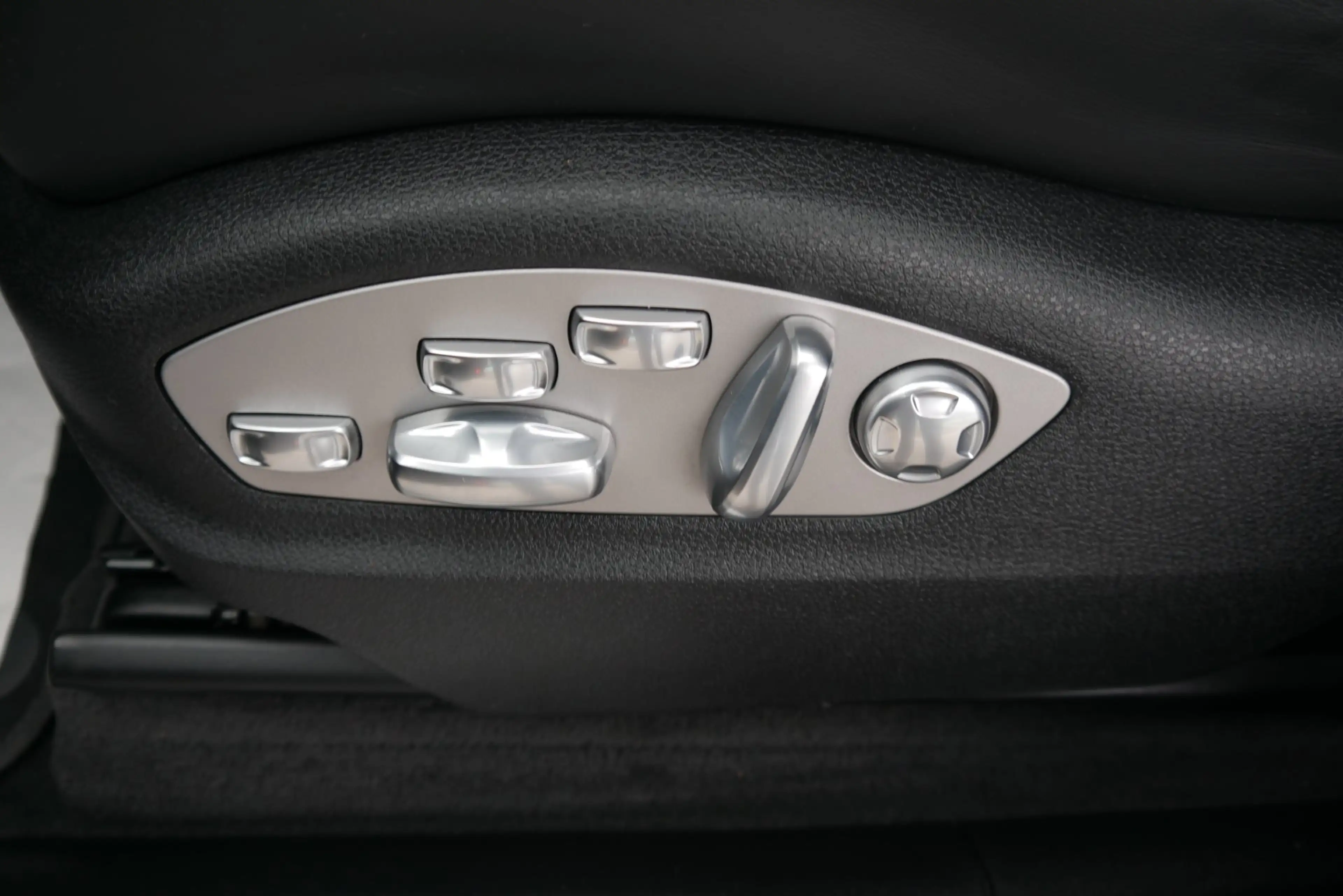 Porsche Macan Turbo II *Luftfederung/ACC/Sitzlüftung/BOSE/Memorysitz/Navi* — photo 11
