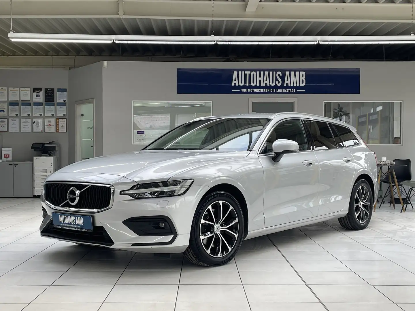 Volvo V60 2.0 Hybrid Momentum Pro Virtual Kamera LED Argent - 1
