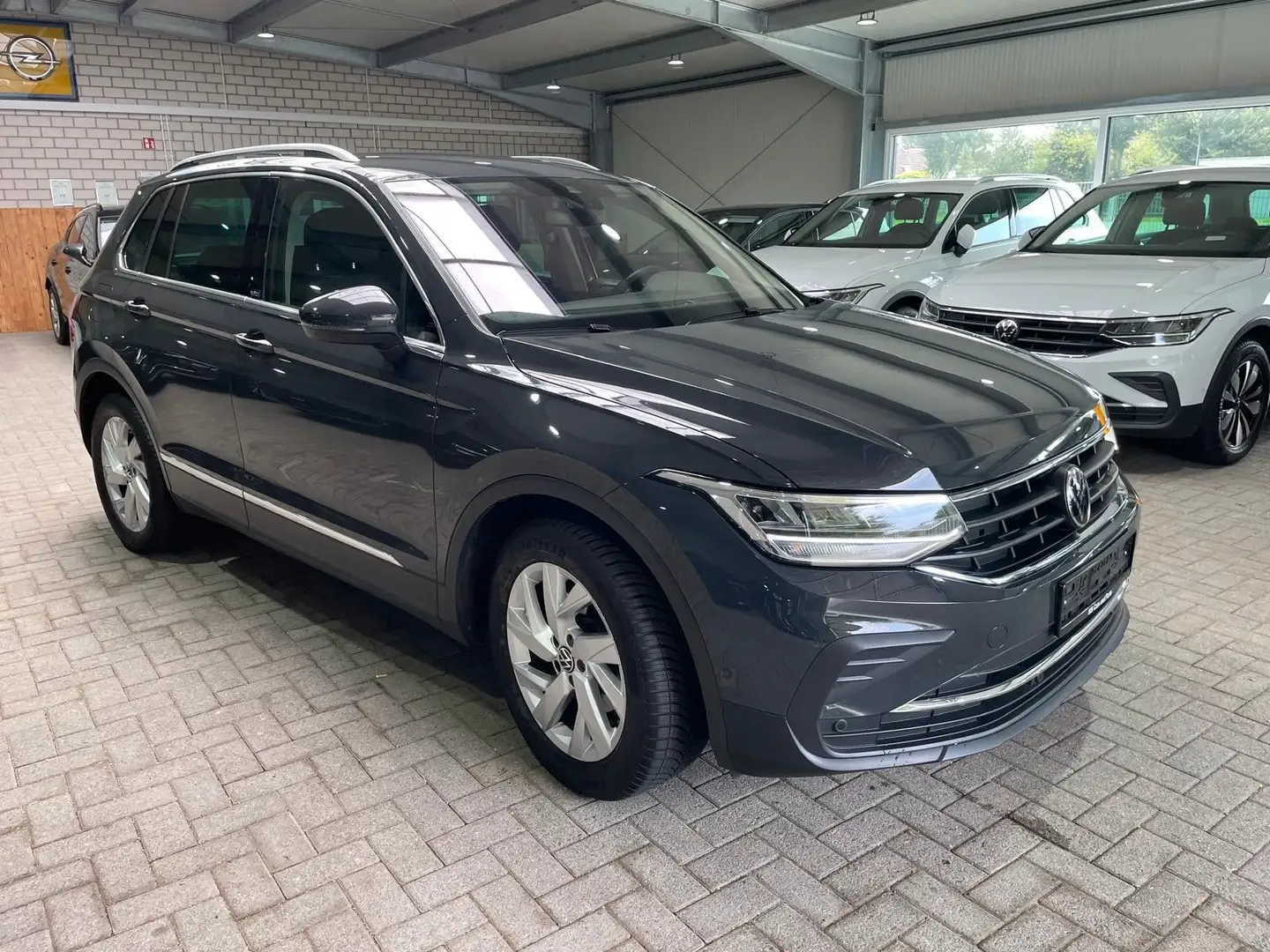 Volkswagen Tiguan 1.5 TSI Move DSG LED ACC SHZ LHZ AHK RFK Grijs - 2