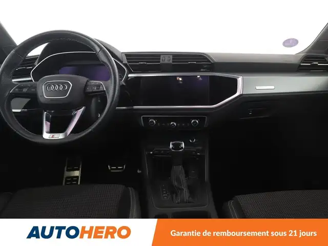 Audi Q3 view 12