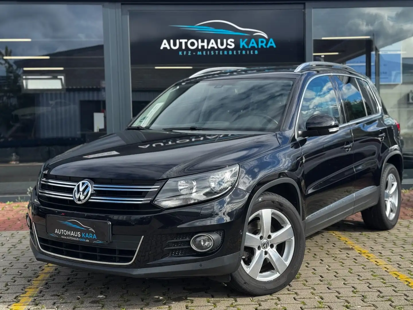Volkswagen Tiguan 1.4 Sport & Style BMT 1.HAND Schwarz - 1