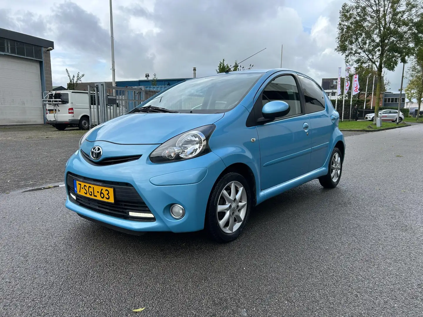 Toyota Aygo 1.0 VVT-i Dynamic Blue Dealer Onderhouden Blauw - 1