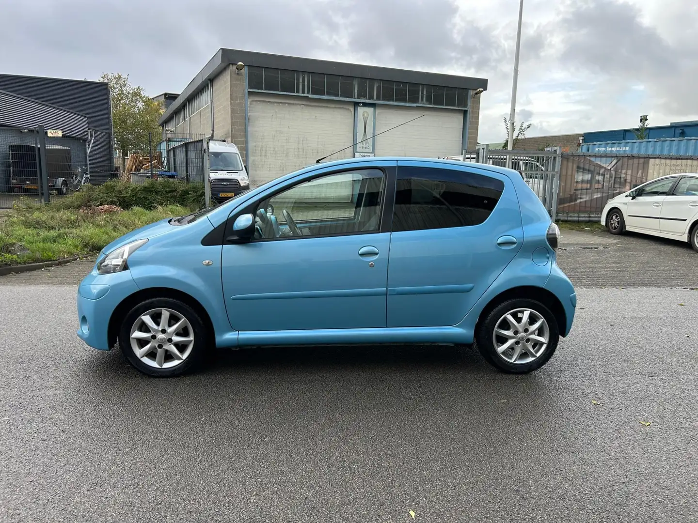 Toyota Aygo 1.0 VVT-i Dynamic Blue Dealer Onderhouden Blauw - 2