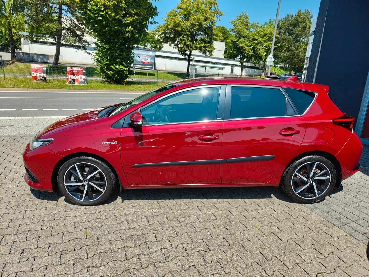 Toyota Auris Hybrid Edition-S+, 2.Hand, SH, Allwetter Rot - 2