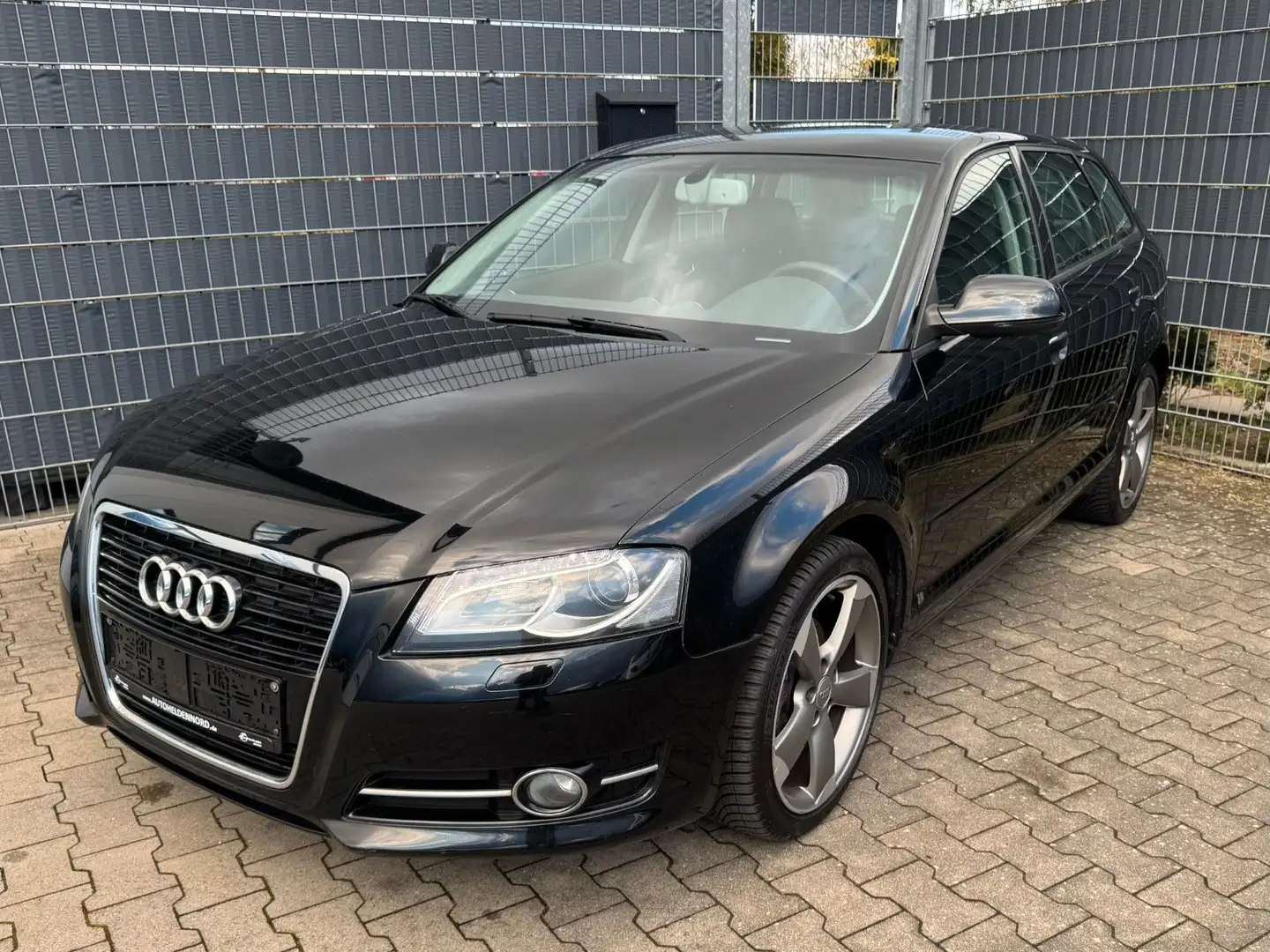 Audi A3 Sportback 1.8 TFSI Ambiente 1.Hd Xenon Schwarz - 1