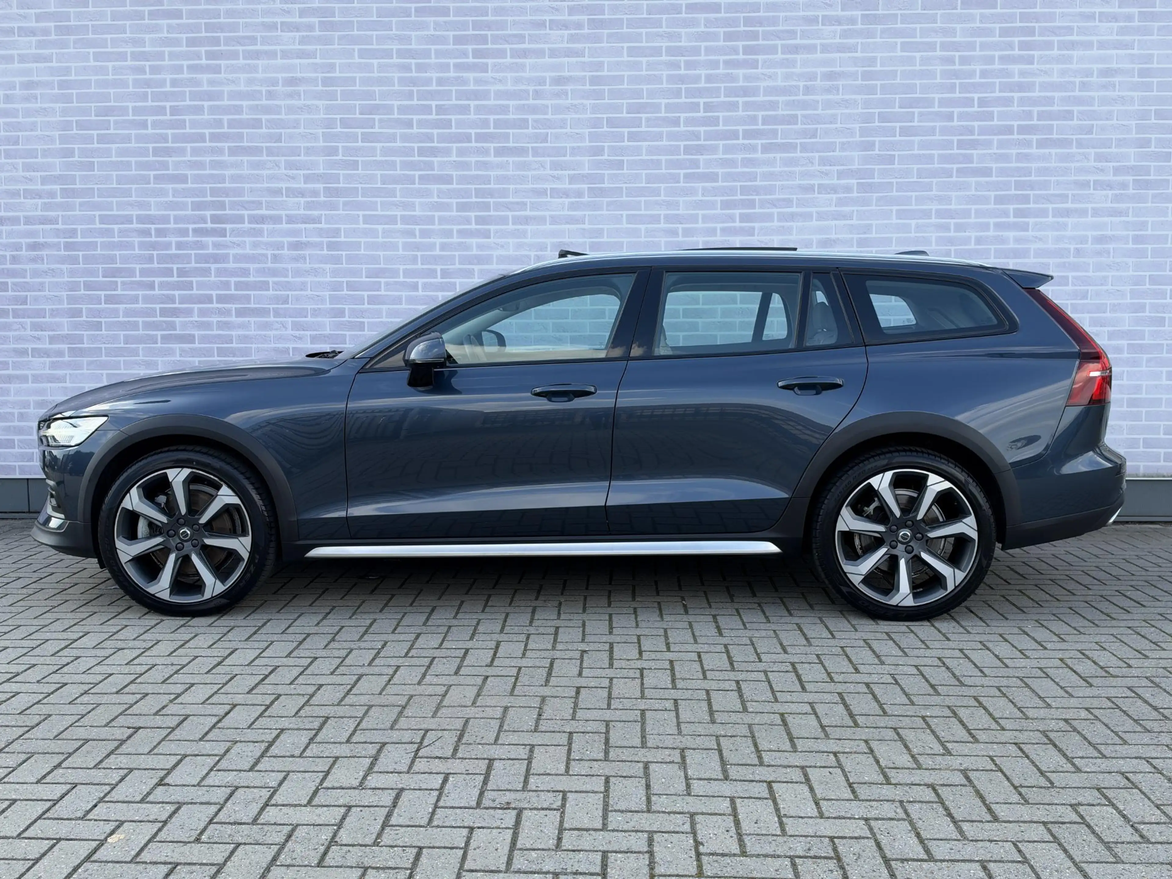 Volvo V60 Cross Country B5 AWD Pro | Trekhaak | Panoramadak | Head-up Disp — photo 2