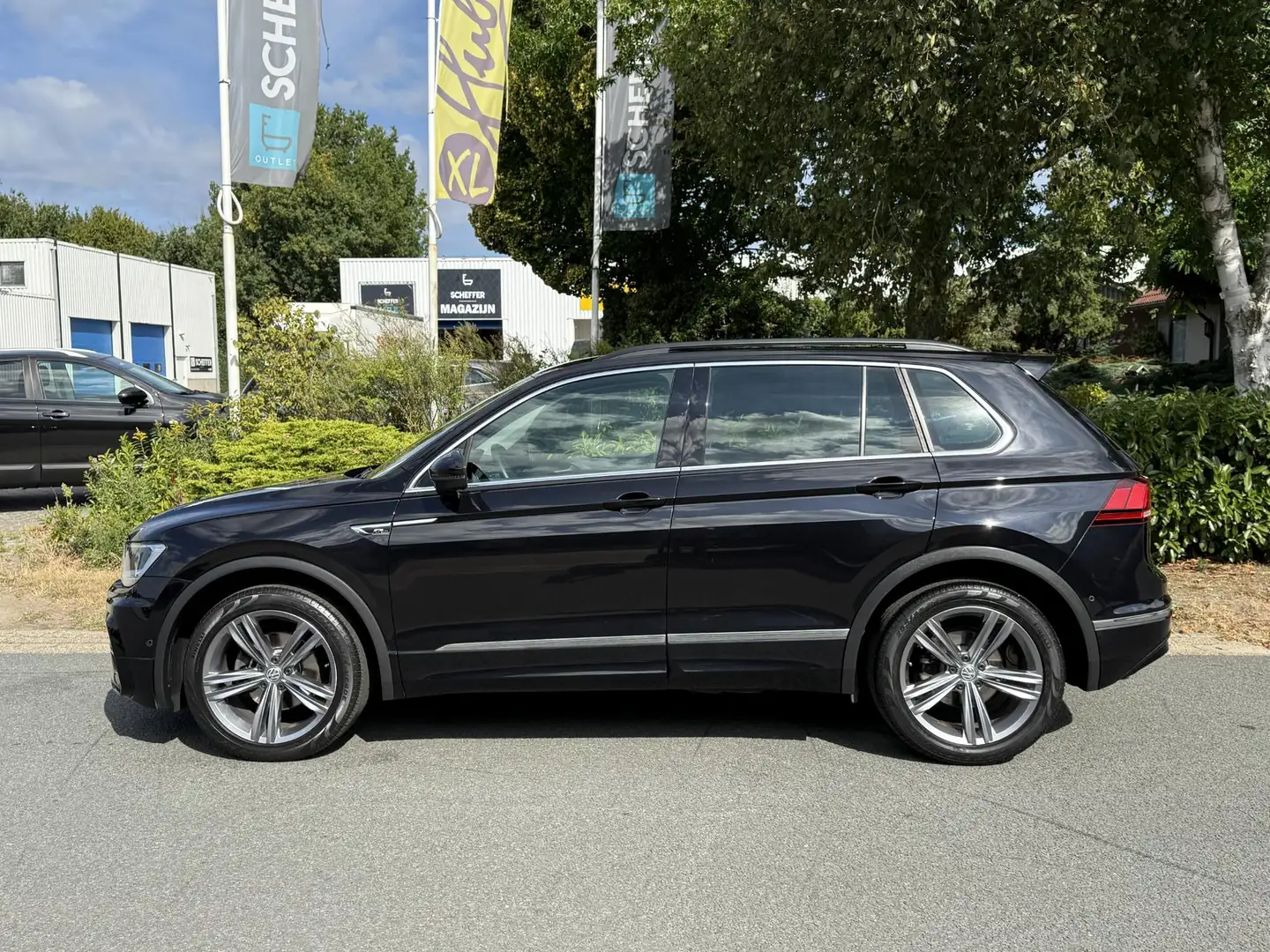 Volkswagen Tiguan 1.5 TSI 150 PK DSG R-Line•Camera Schwarz - 2