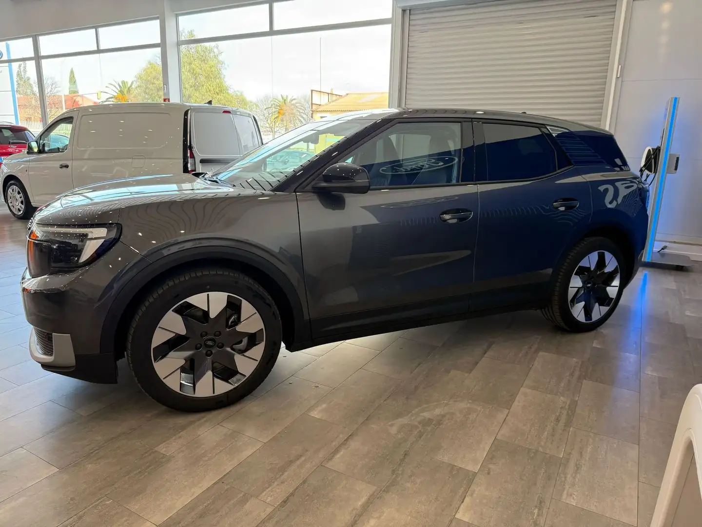 Ford Explorer RWD Rango Extendido Premium 77kWh Grau - 2