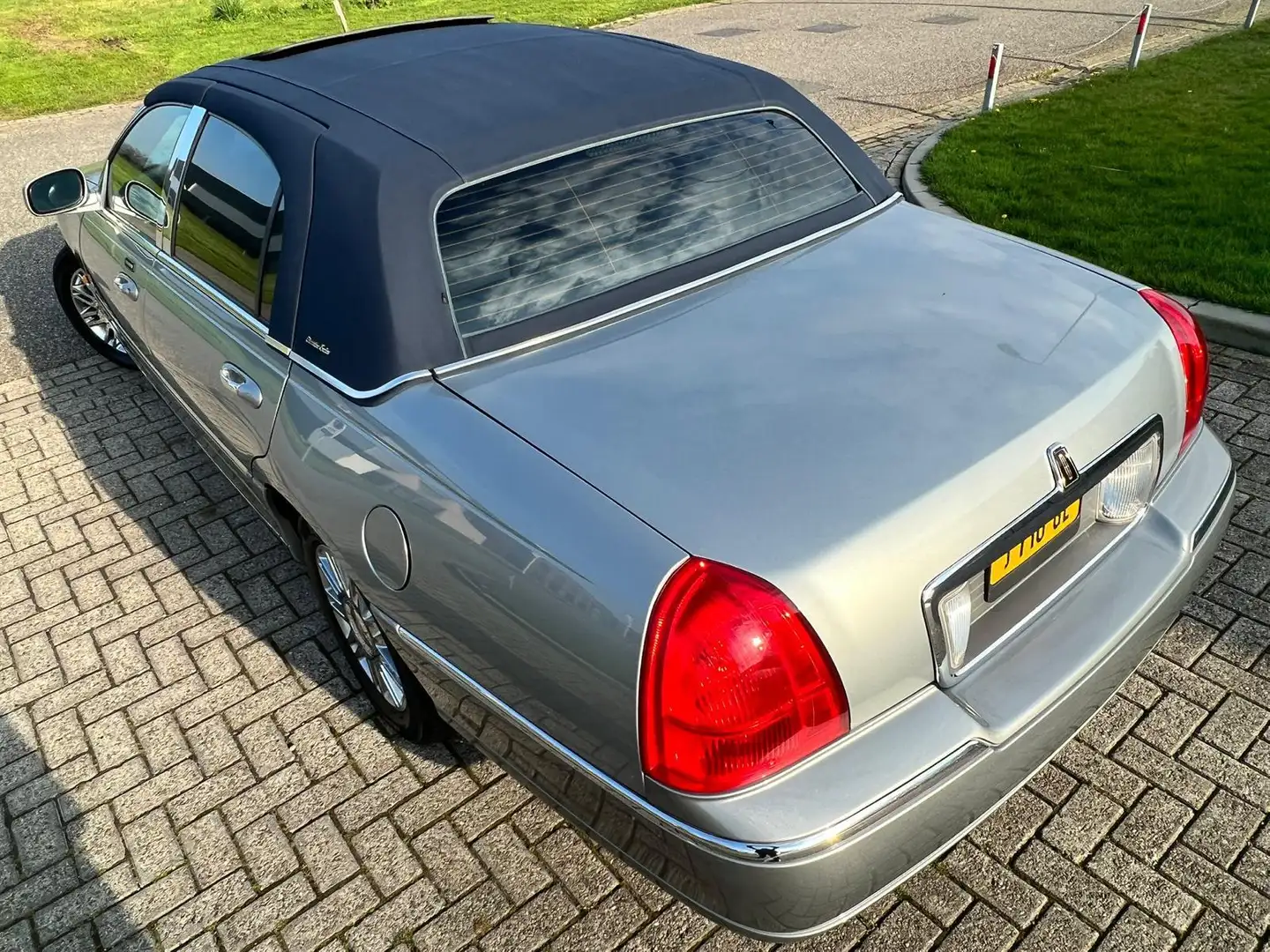 Lincoln Town Car Šedá - 2