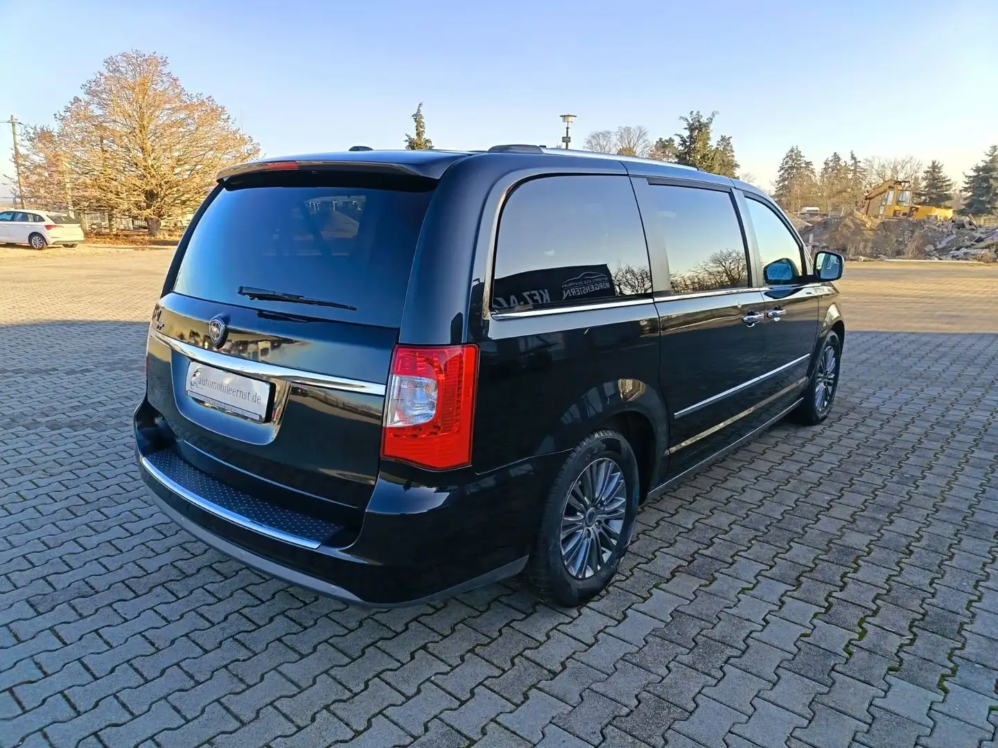 Lancia Voyager Platinum 7-Sitzer Xenon el.Schiebetüren Schwarz - 2