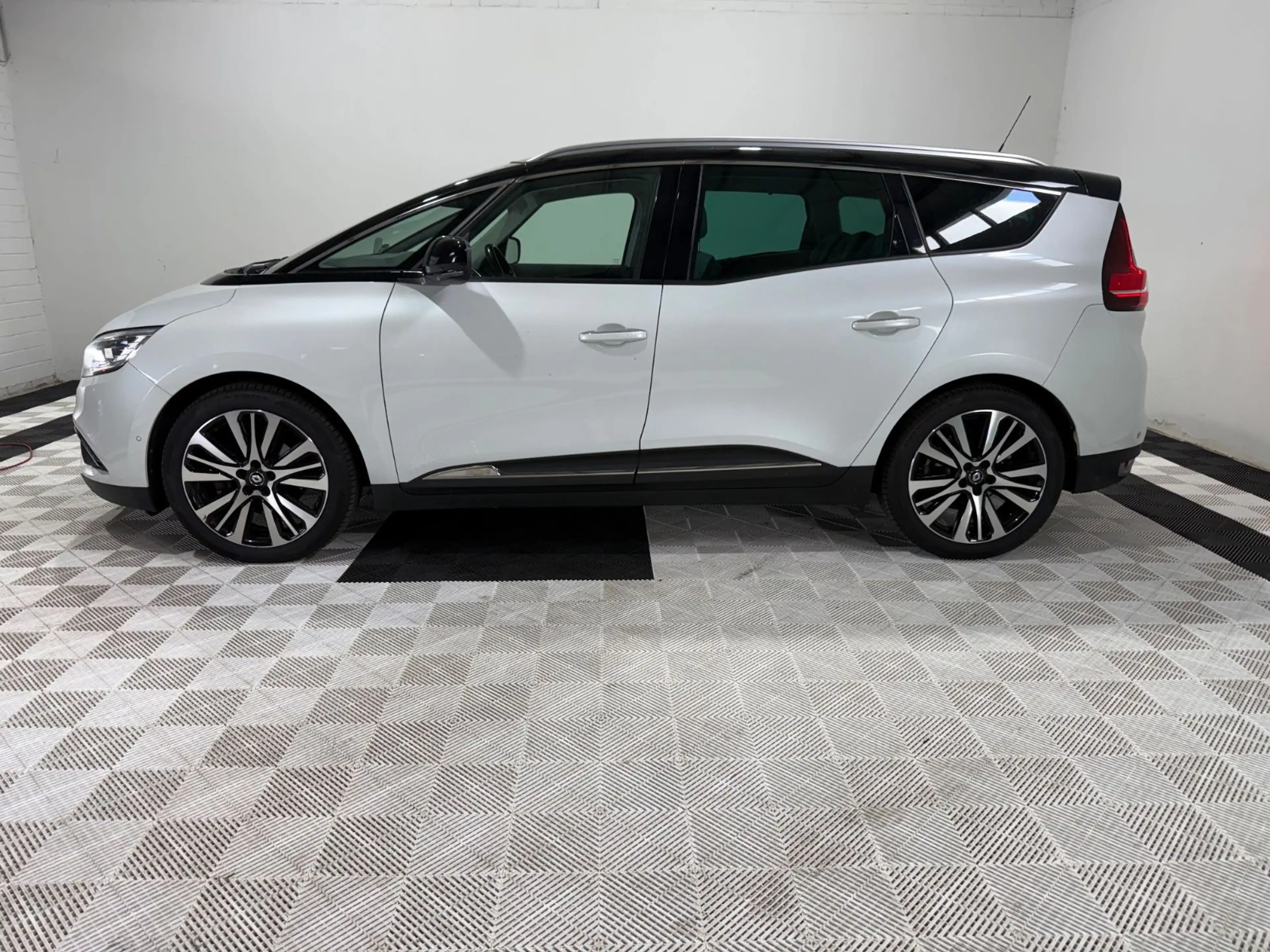 Renault Grand Scenic Grand SceniC Initiale Paris°Pano°HUD°Automatik — photo 4