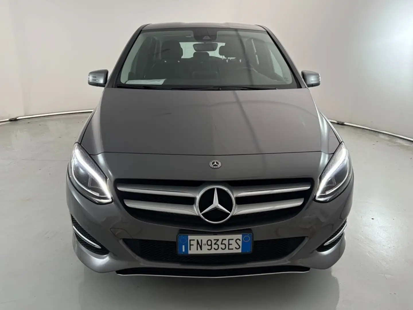Mercedes-Benz B 180 180 Premium Tech Grau - 2