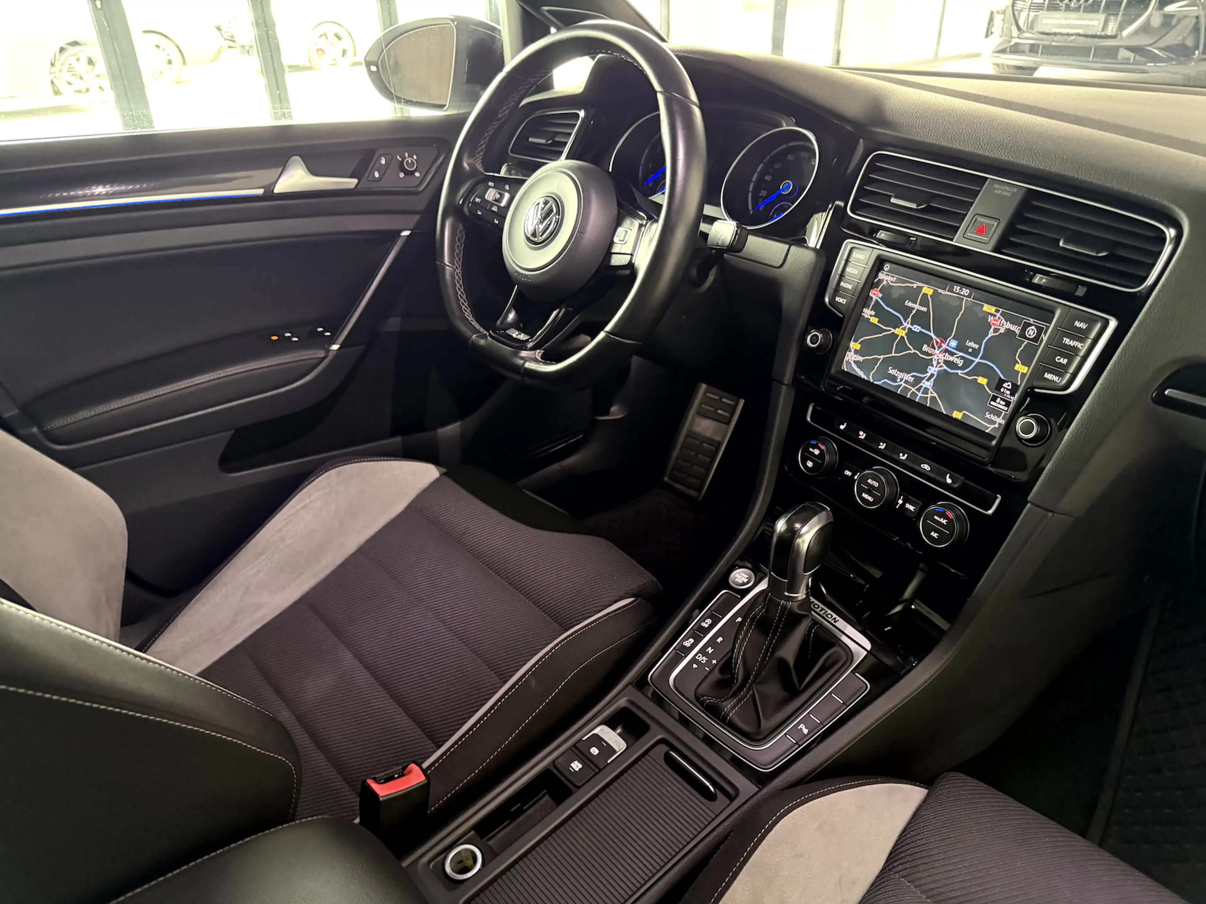 Volkswagen Golf VII Variant R 2.0 TSI 4Motion*ACC*LED*NAVI* — photo 11