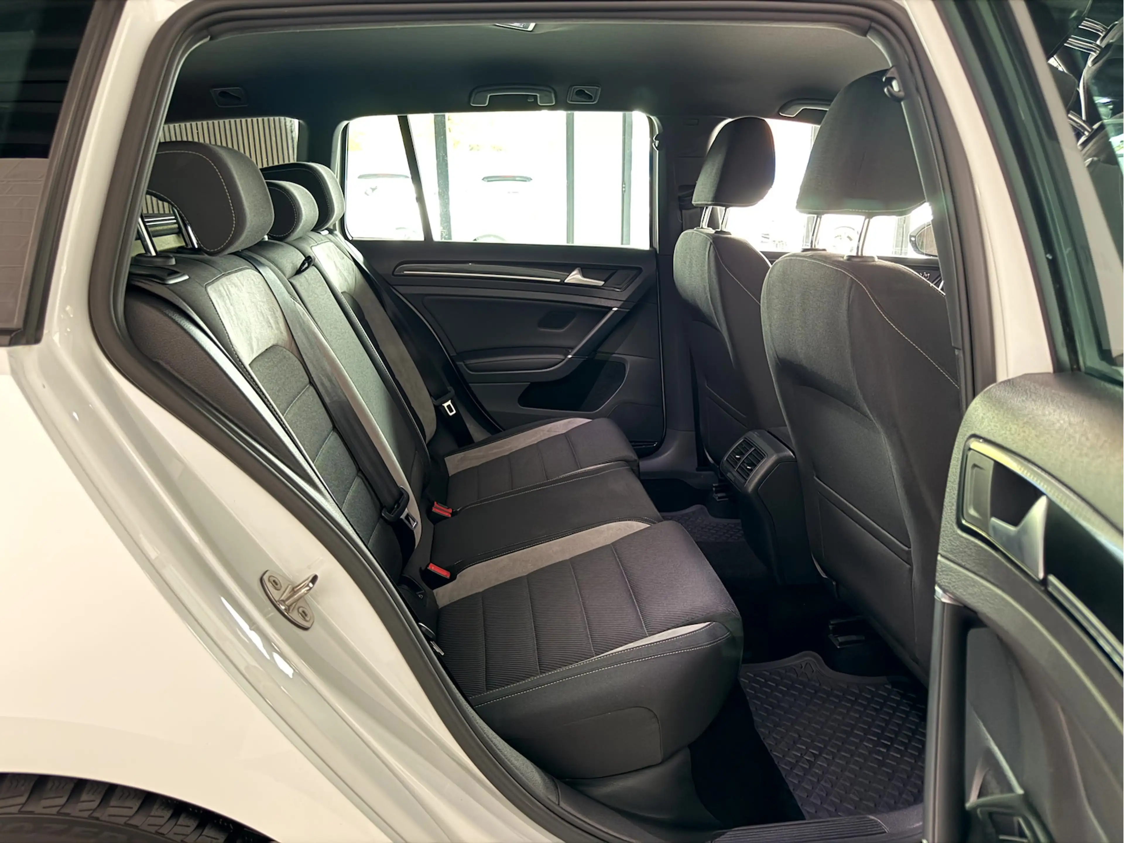 Volkswagen Golf VII Variant R 2.0 TSI 4Motion*ACC*LED*NAVI* — photo 8