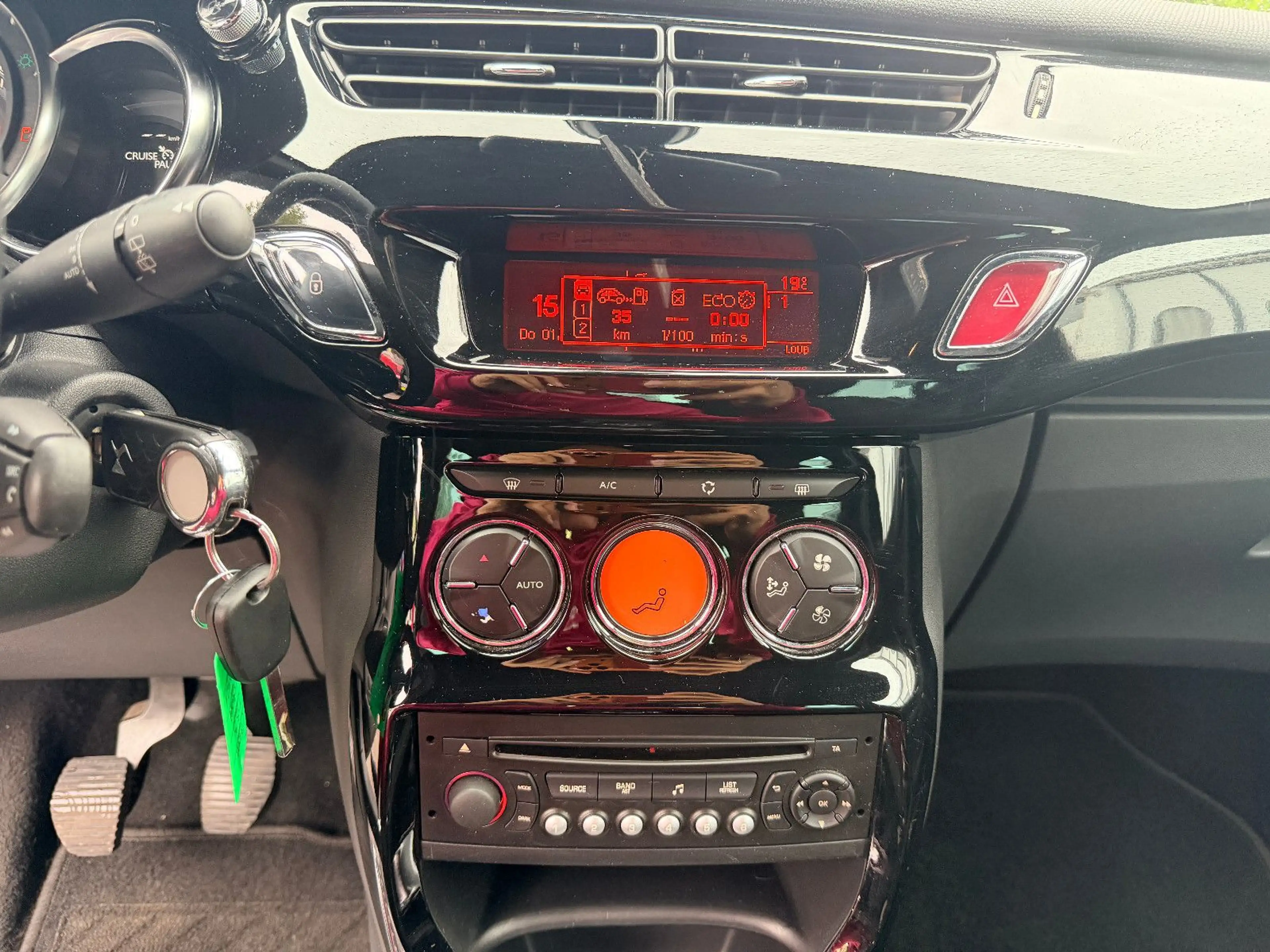 Citroen DS3 1.2 e-THP SoChic 1.Hand Klimaautomatik SHZG — photo 14