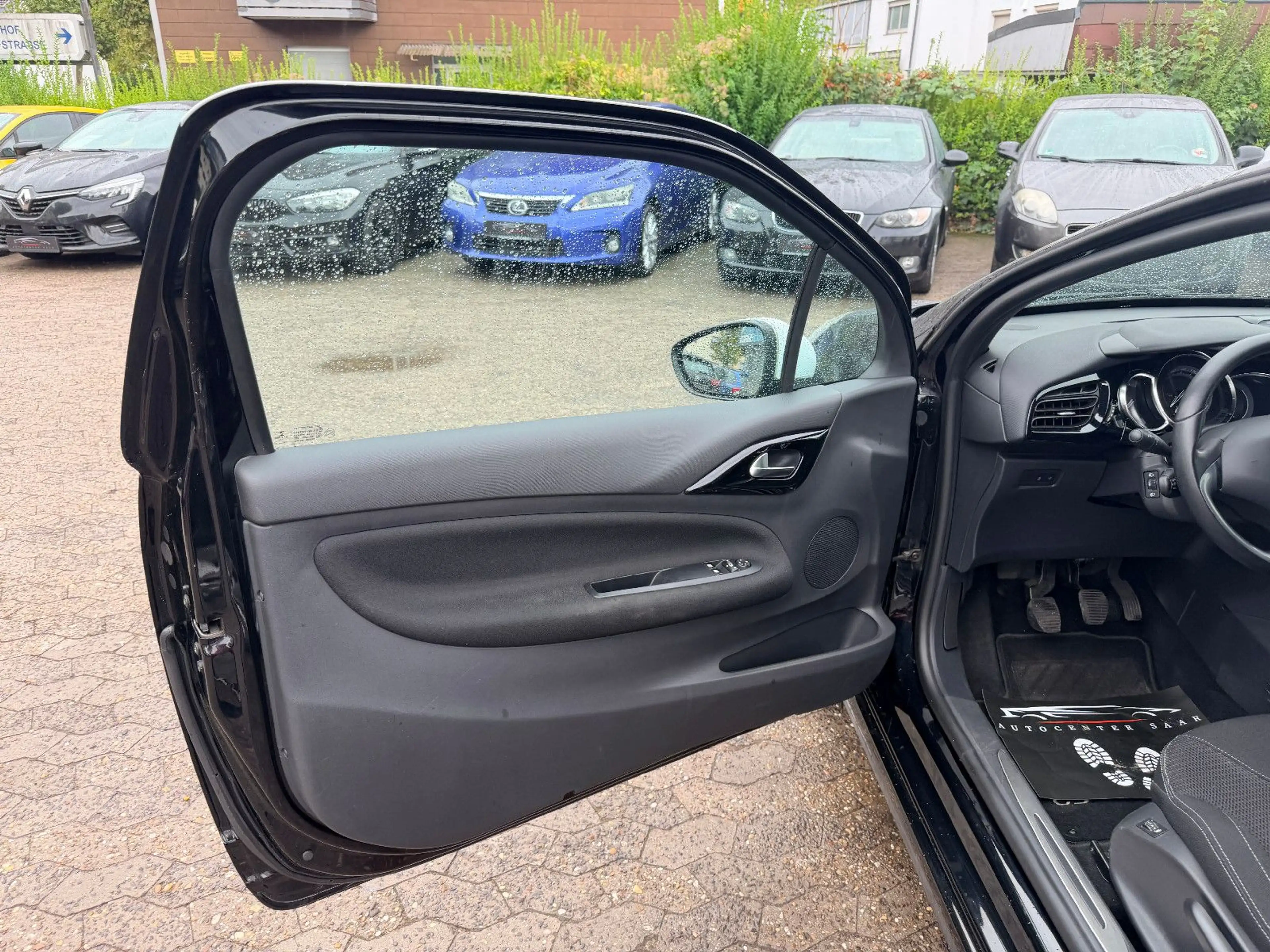 Citroen DS3 1.2 e-THP SoChic 1.Hand Klimaautomatik SHZG — photo 9