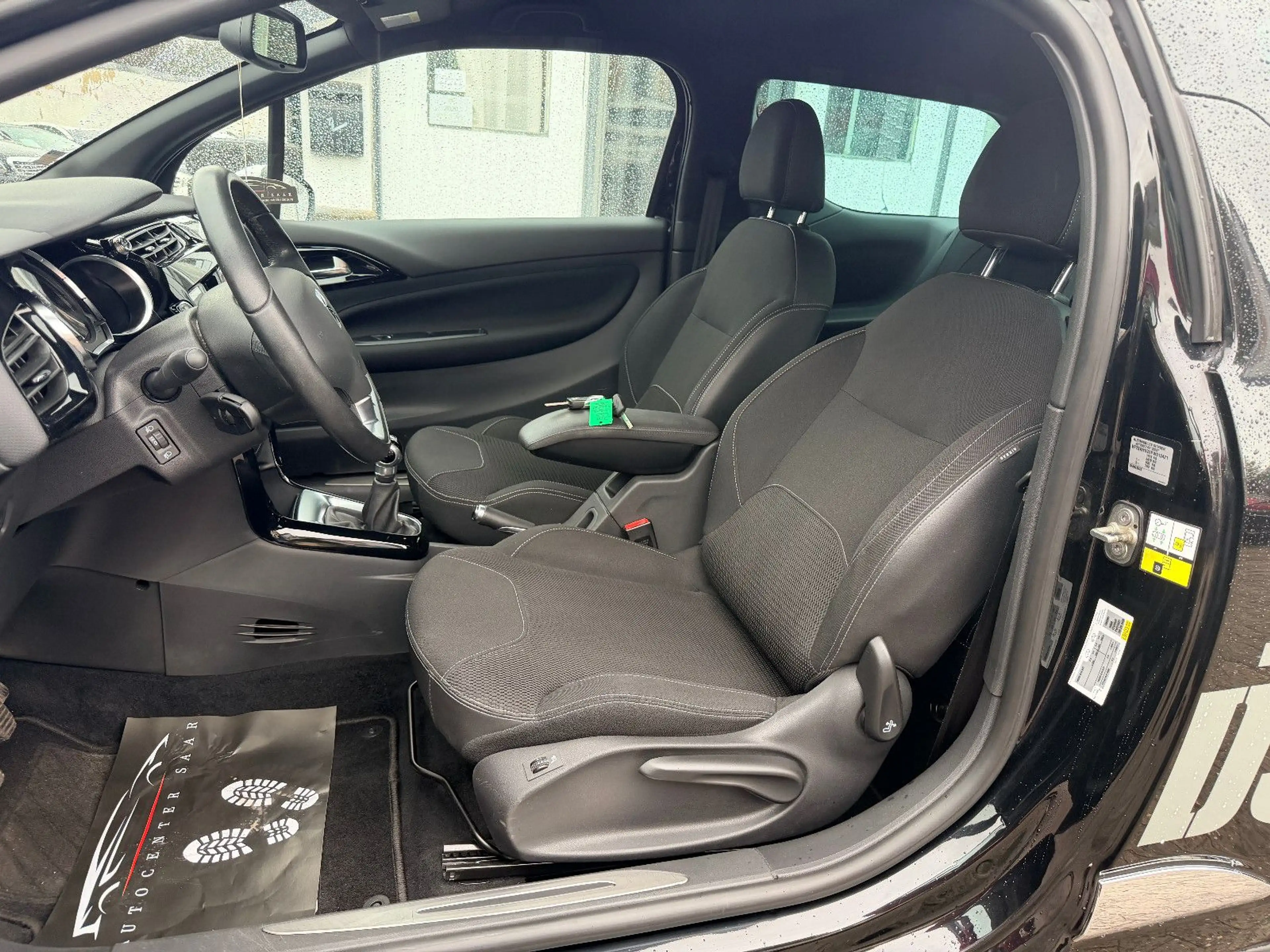 Citroen DS3 1.2 e-THP SoChic 1.Hand Klimaautomatik SHZG — photo 11