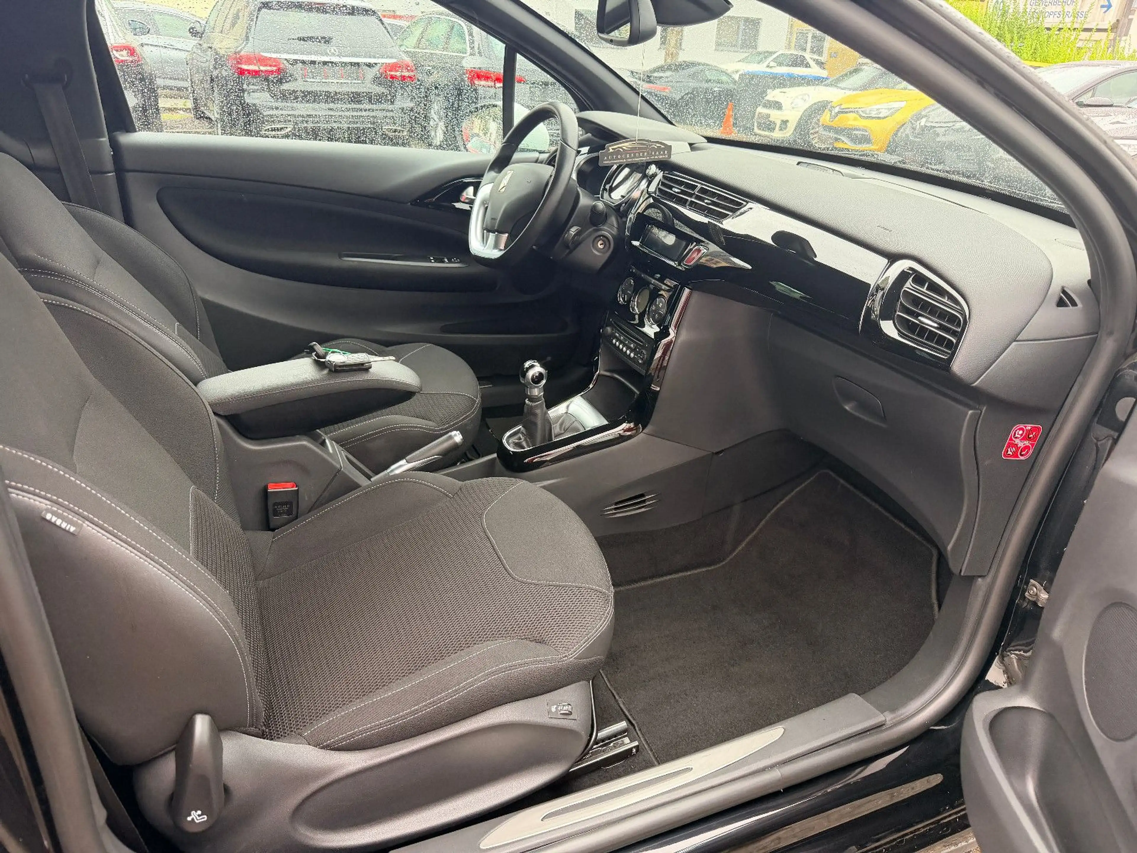 Citroen DS3 1.2 e-THP SoChic 1.Hand Klimaautomatik SHZG — photo 7