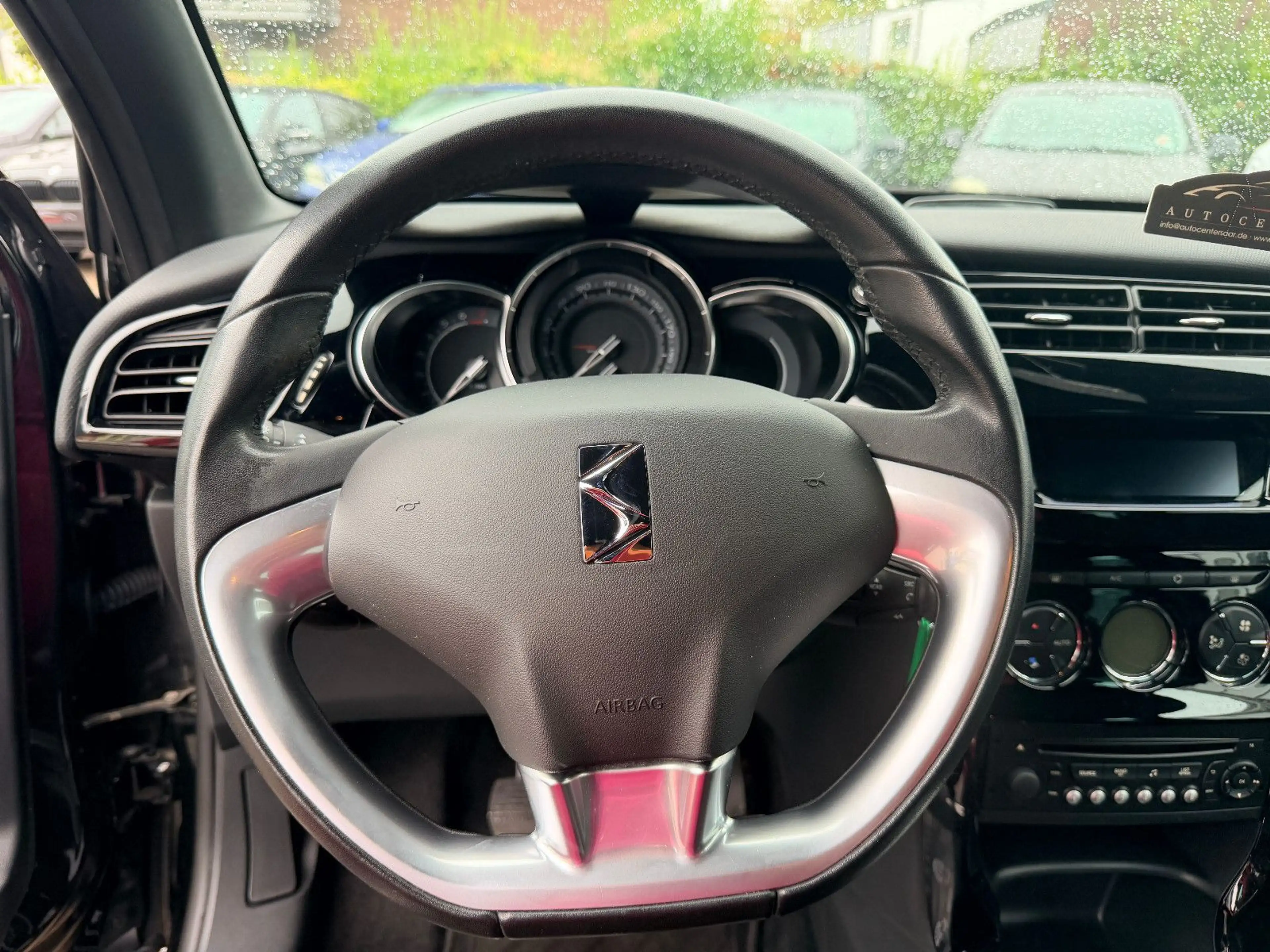 Citroen DS3 1.2 e-THP SoChic 1.Hand Klimaautomatik SHZG — photo 12
