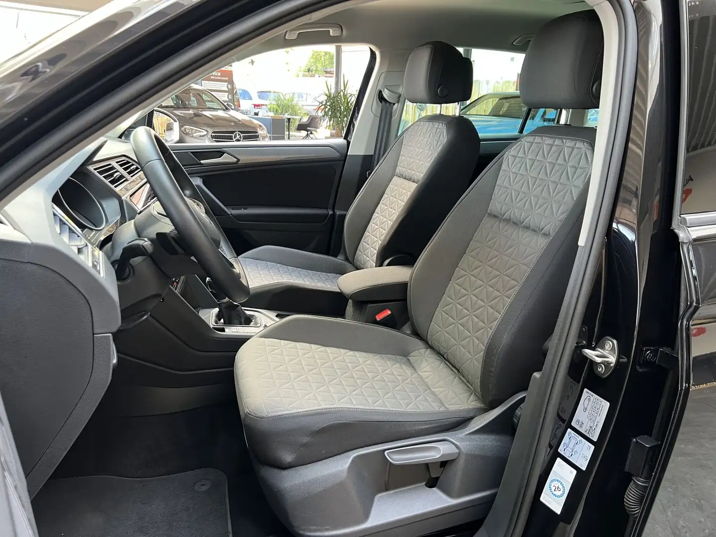 Volkswagen Tiguan Life 4Motion DSG Navi LED CarPlay AHK Schwarz - 2