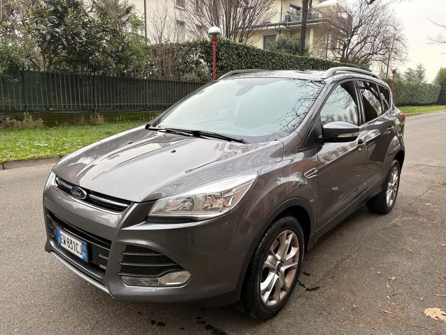 Ford Kuga Kuga 2.0 TDCI 140 CV 4WD Powershift Business Gris - 1