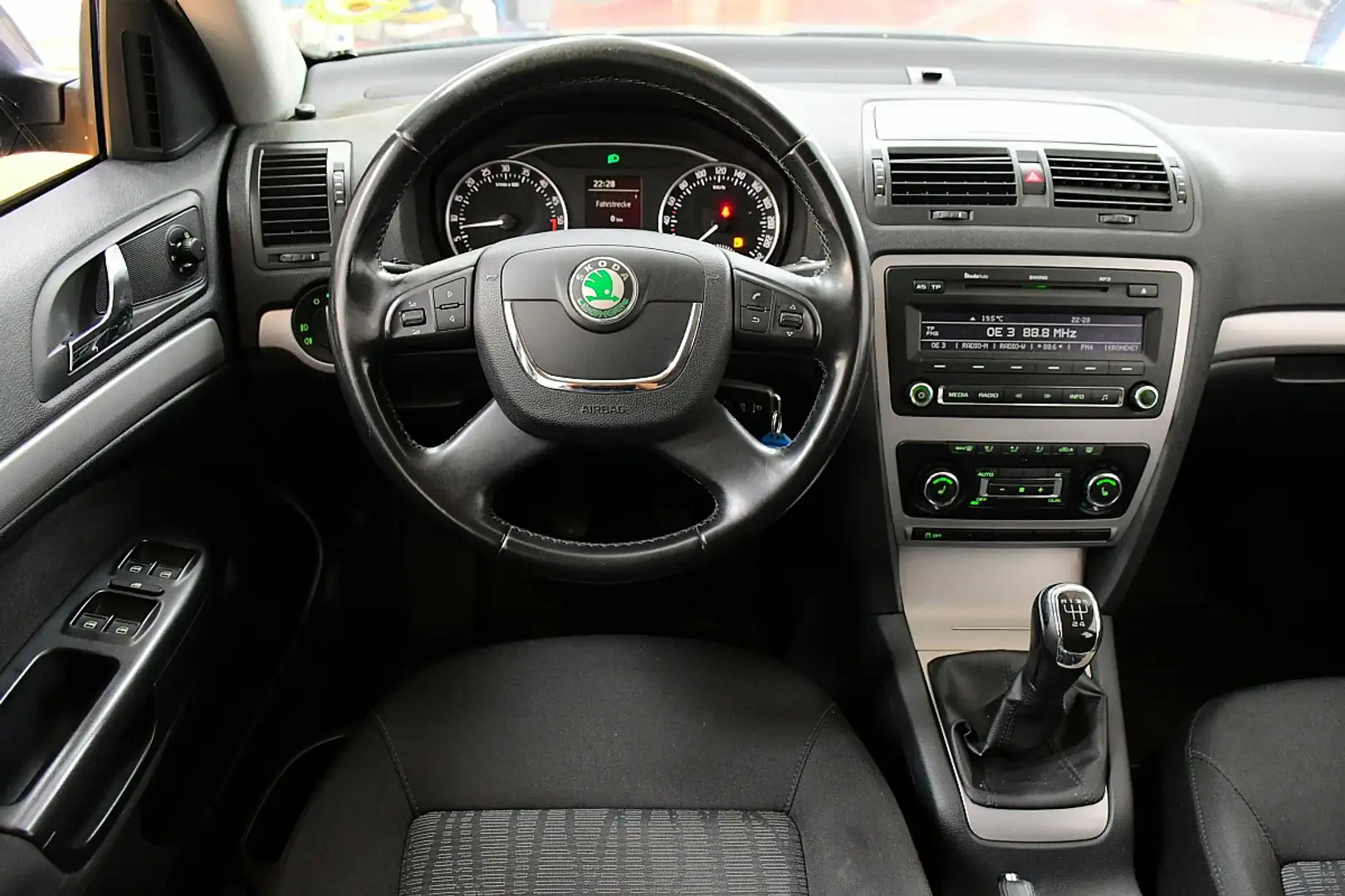 Skoda Octavia Combi 1,6 Elegance TDI CR DPF Export Gris - 2