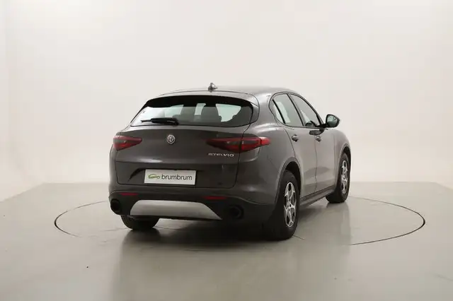 Alfa Romeo Stelvio view 5