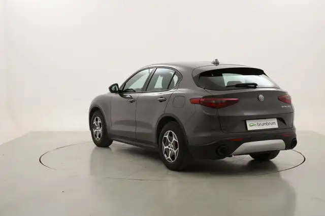 Alfa Romeo Stelvio view 3