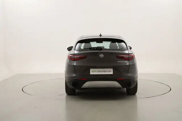 Alfa Romeo Stelvio view 4