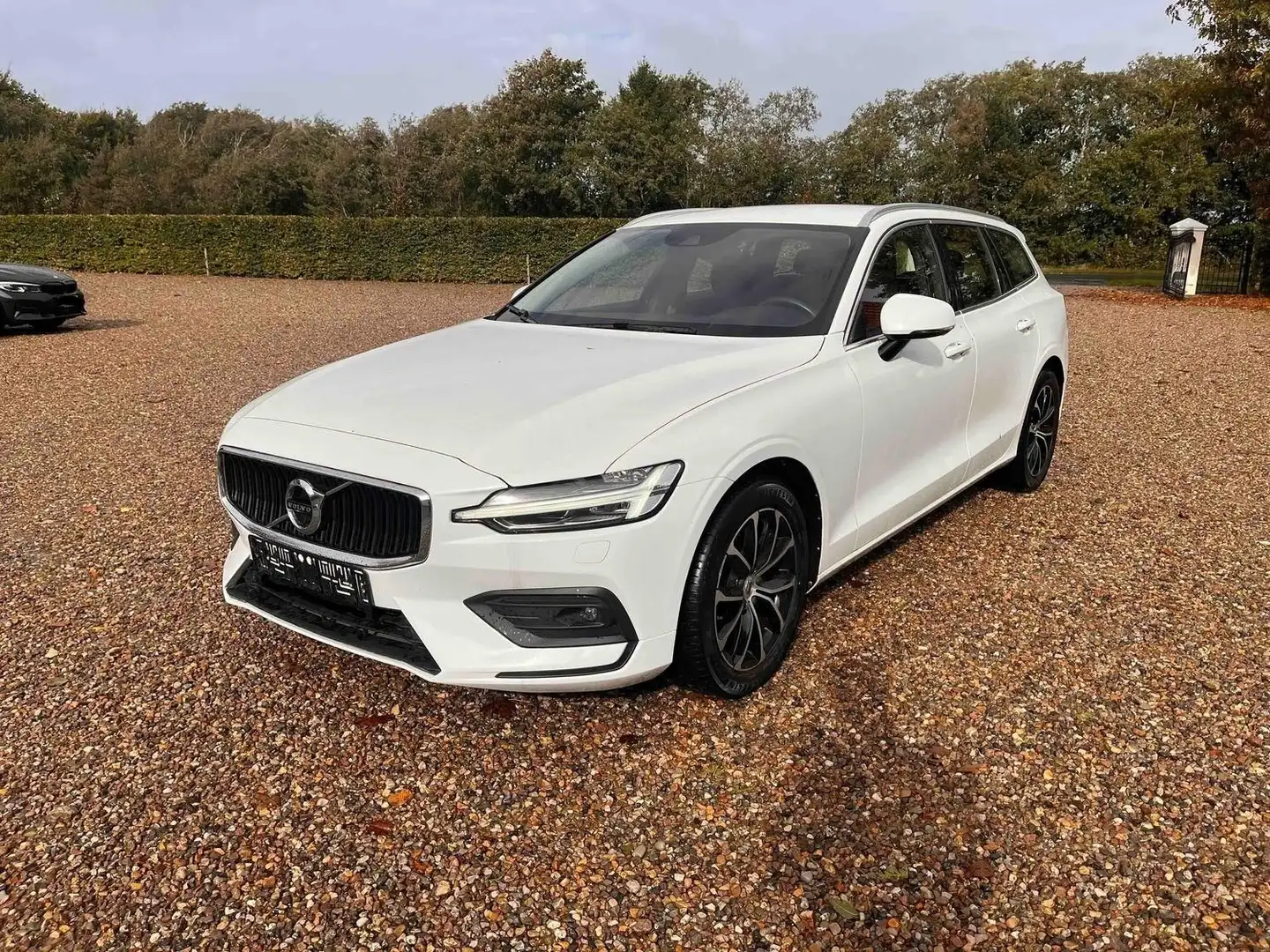 Volvo V60 Momentum Pro B4 AHK+LED+BLIS+Virtual+DAB Wit - 1