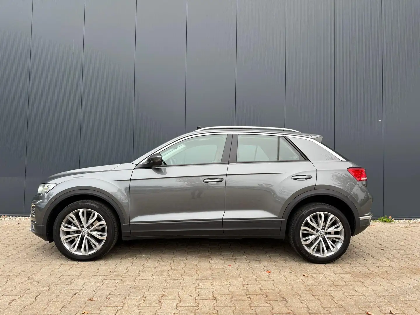 Volkswagen T-Roc 1.5 TSI Style pano / trekhaak / virtual Grau - 2