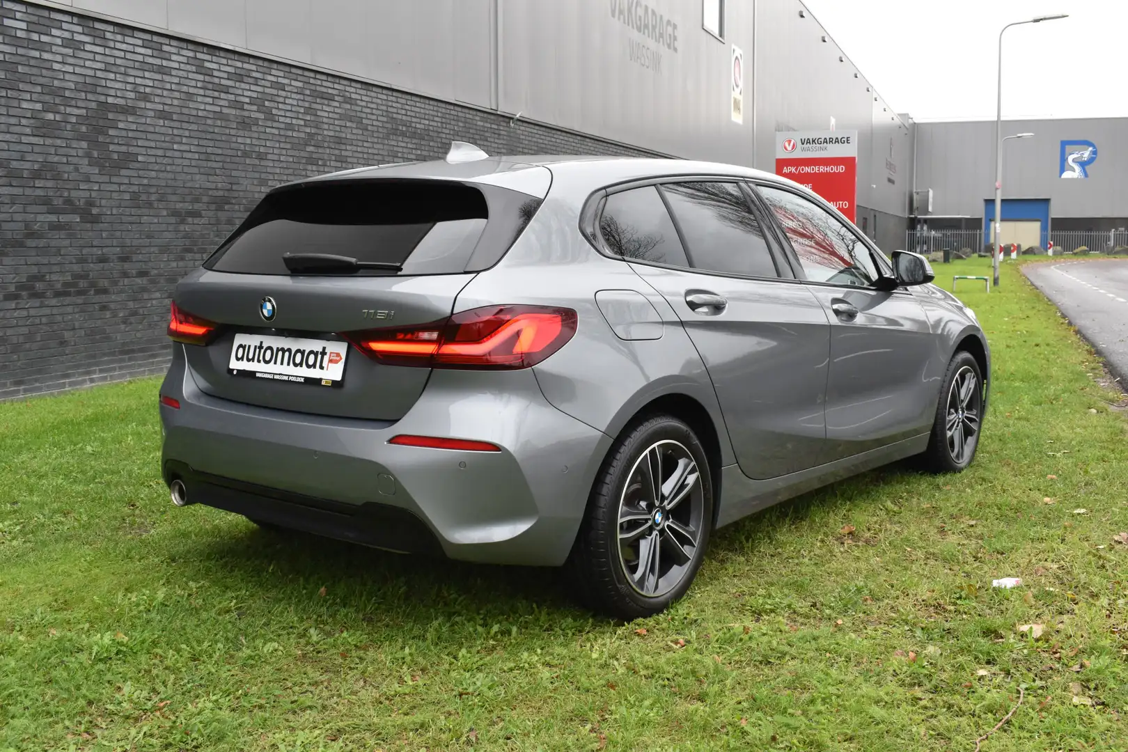 BMW 118 1-serie 118i Sport Line 1.5 100kW Automaat/Navigat Zilver - 2