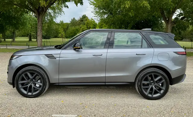 Land Rover Range Rover Sport view 4