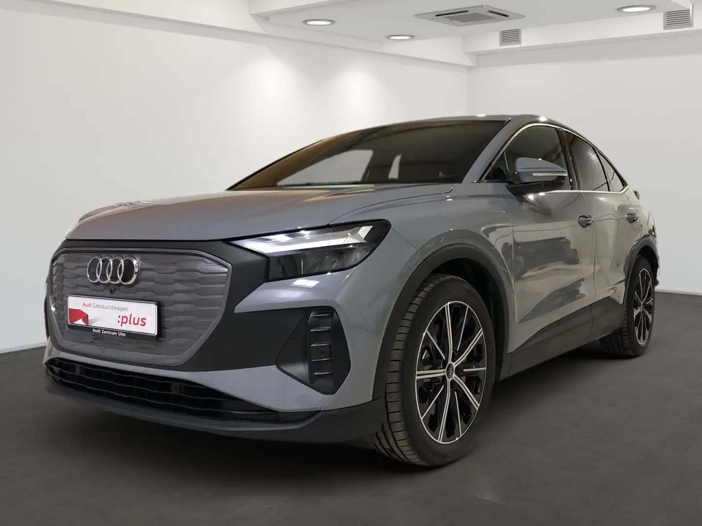 Audi Q4 e-tron Q4 Sportback 45 e-tron AHK NAV+ E-KLAPPE Grijs - 2