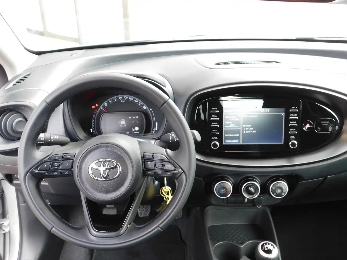 Toyota Aygo X 1.0 VVT-i MT play APPLE CARPLAY Grijs - 2