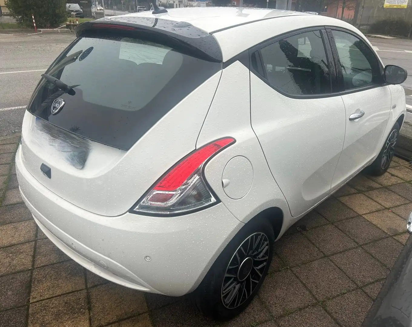 Lancia Ypsilon 1.0 firefly hybrid Platino s Bianco - 2