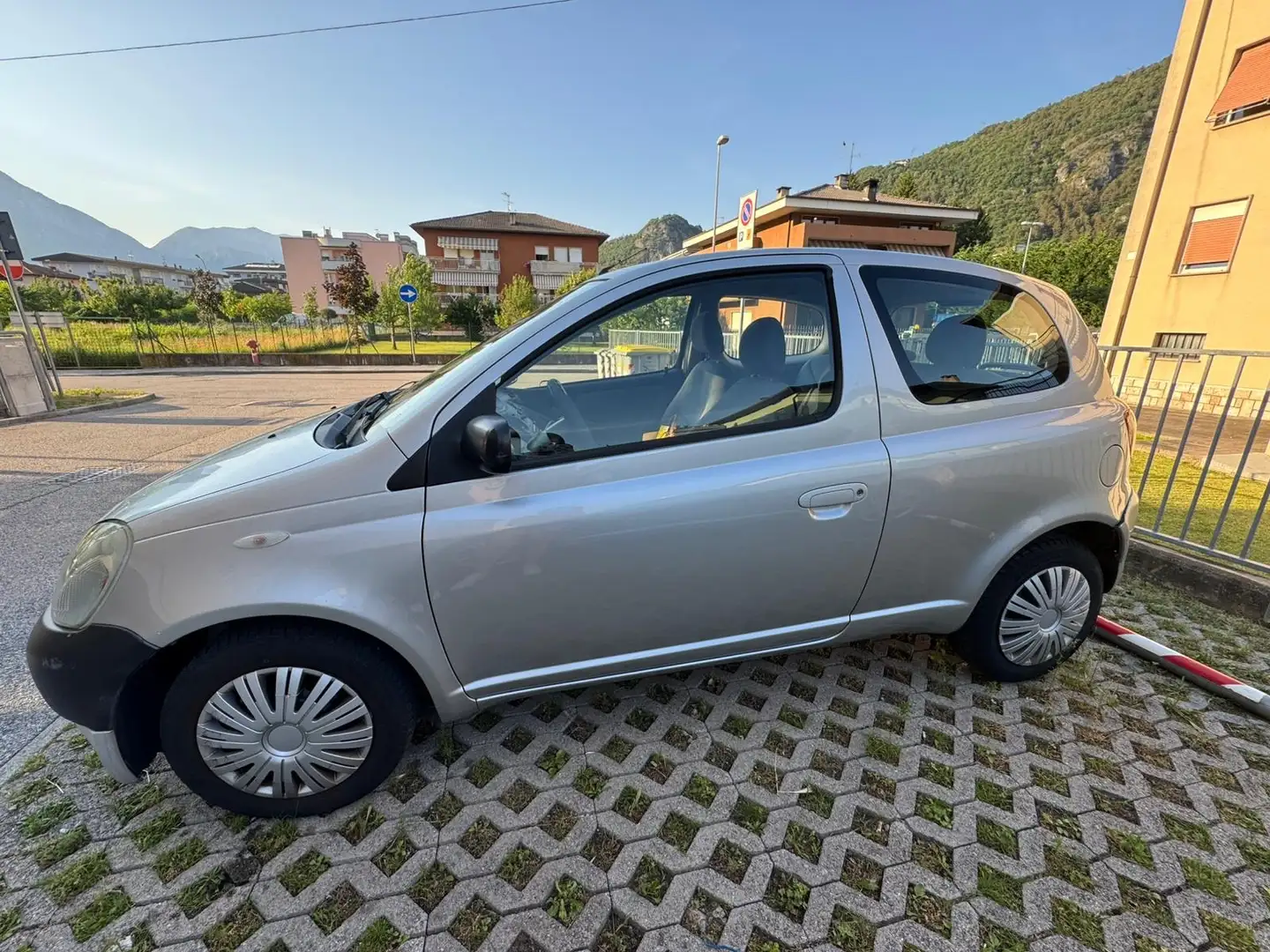 Toyota Yaris Grijs - 1