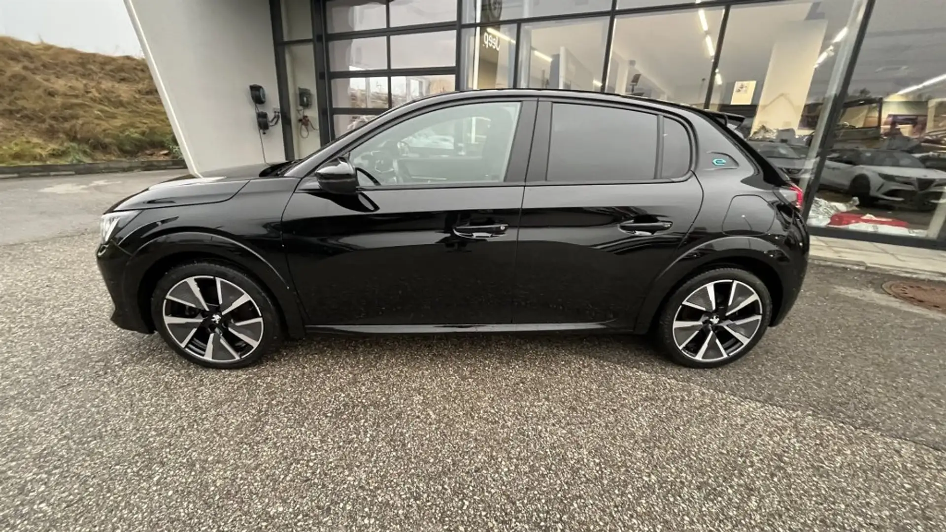 Peugeot e-208 50kWh GT Schwarz - 2