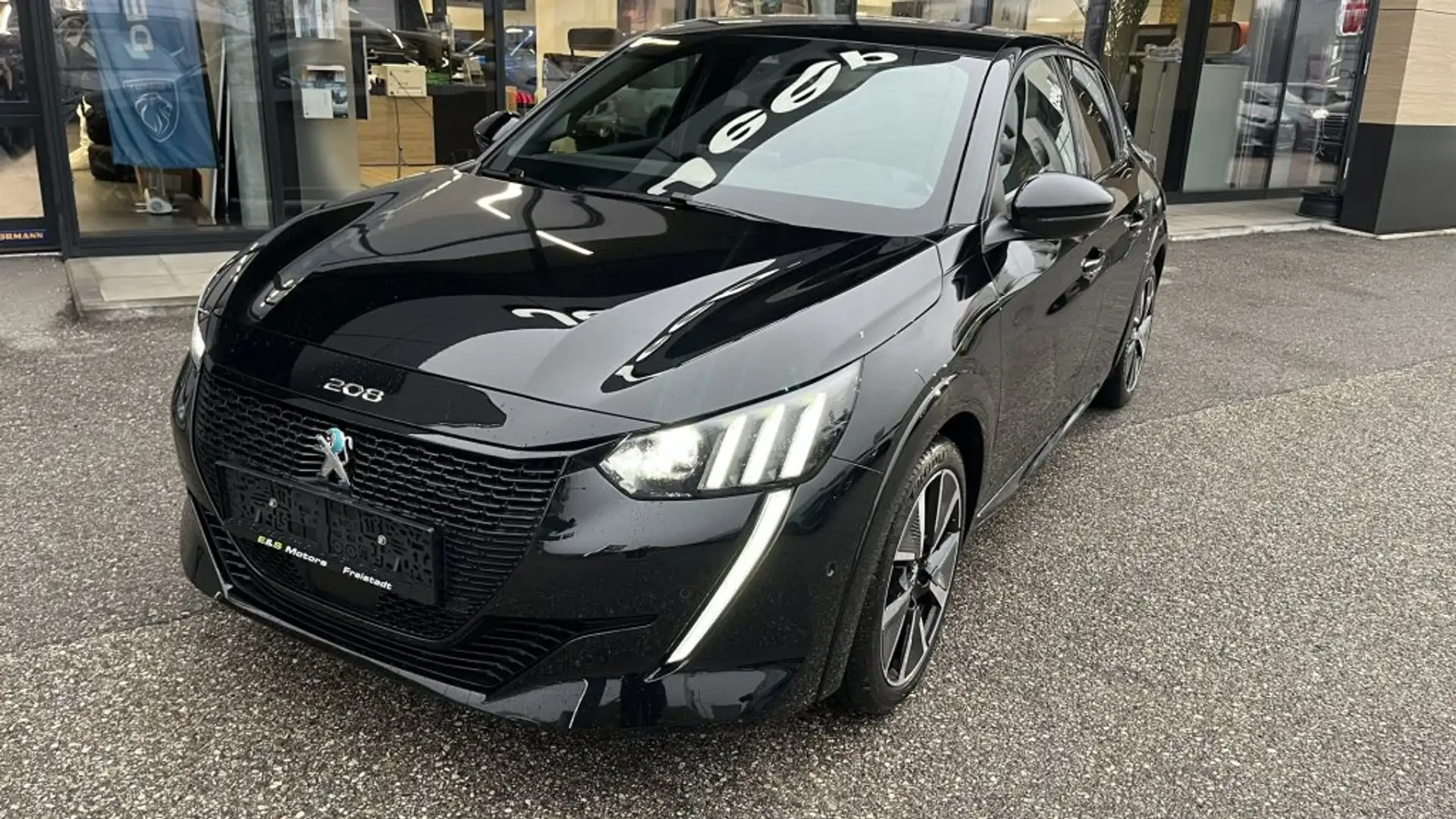 Peugeot e-208 50kWh GT Schwarz - 1