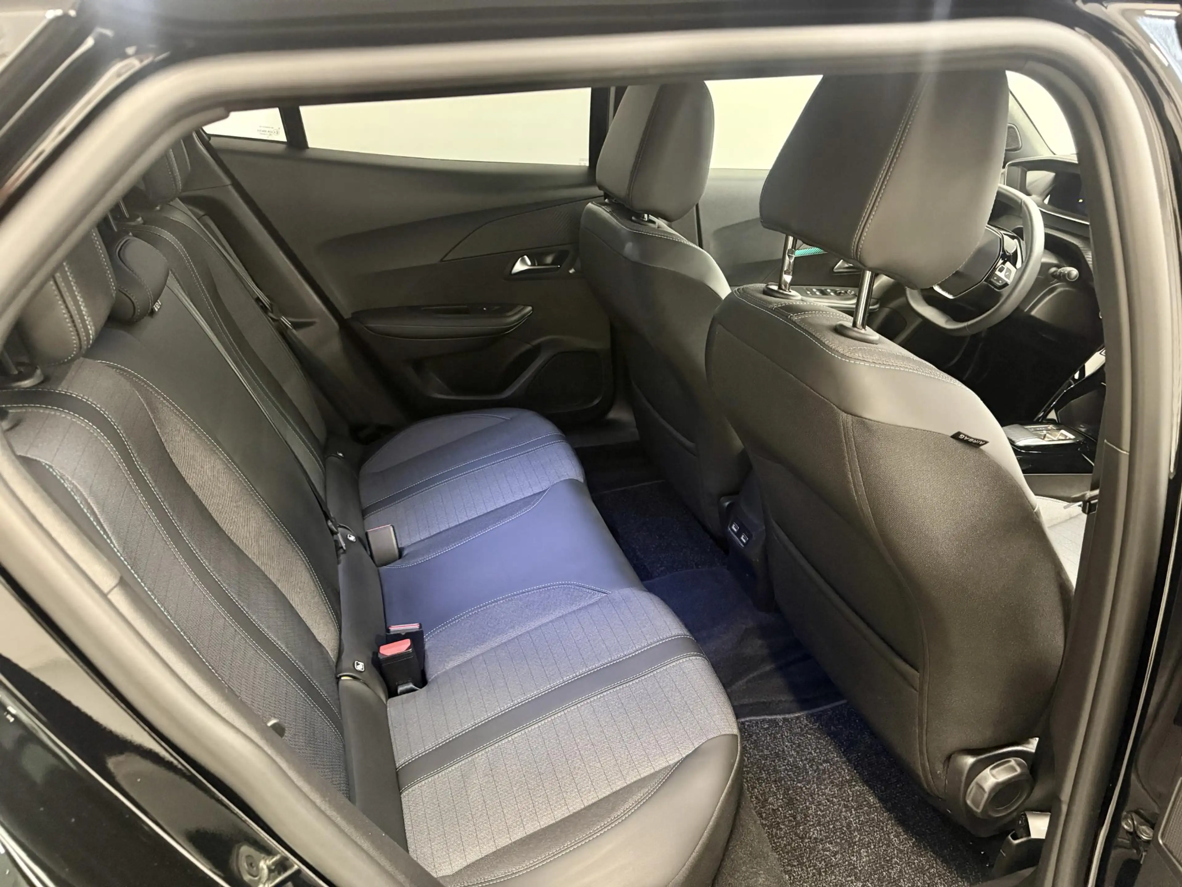 Peugeot e-2008 EV Allure 50 kWh Carplay / PDC / Camera / Bovag ga — photo 13