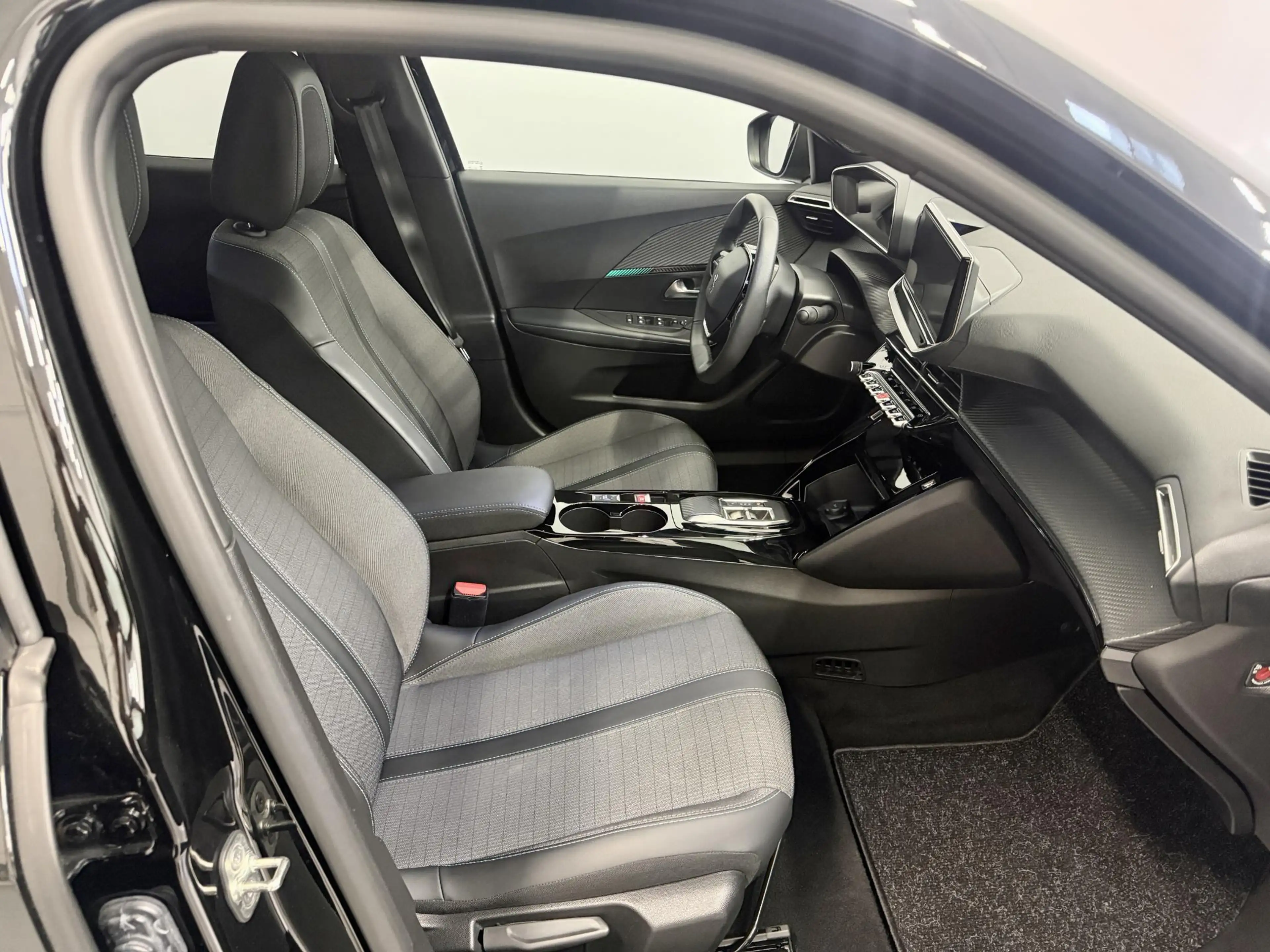 Peugeot e-2008 EV Allure 50 kWh Carplay / PDC / Camera / Bovag ga — photo 12