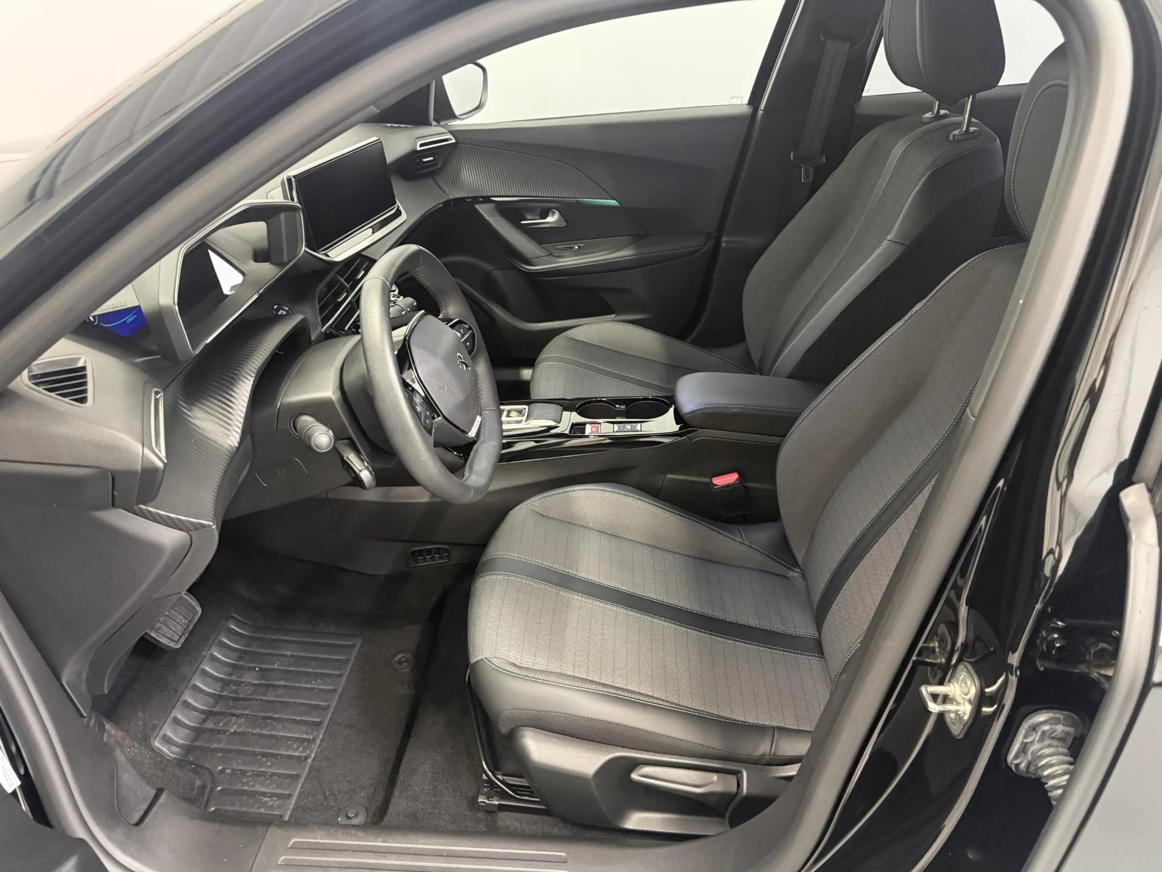 Peugeot e-2008 EV Allure 50 kWh Carplay / PDC / Camera / Bovag ga — photo 11