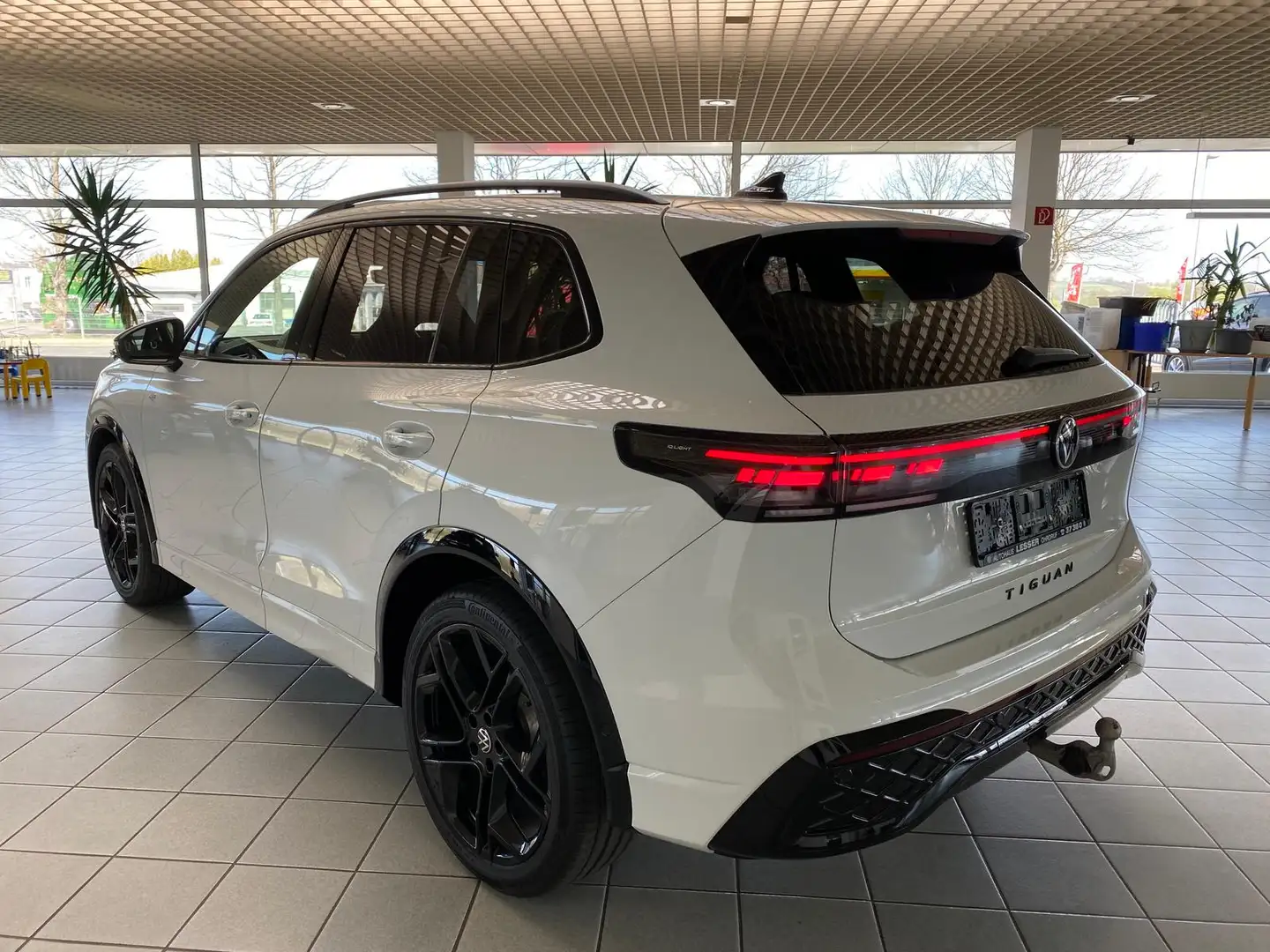 Volkswagen Tiguan R-Line 1.5 eTSI*DSG*Black Style*Matrix*AHK*Navi*RF Weiß - 2