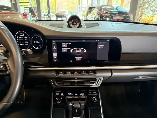 Porsche 911 view 18