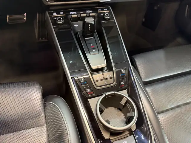 Porsche 911 view 21