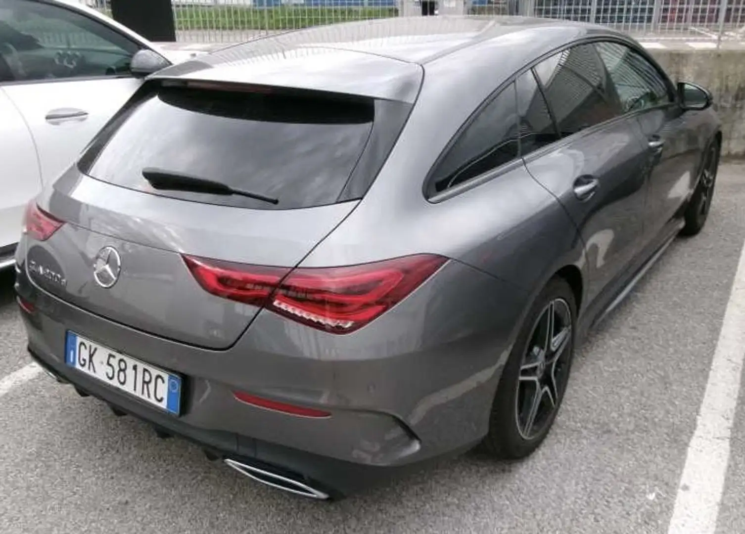 Mercedes-Benz CLA 200 Shooting Brake d Premium auto Gris - 2
